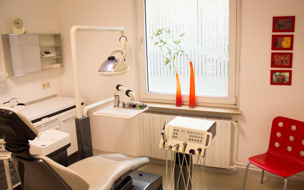 Zahnbehandlung - Zahnarztpraxis Dr. Natasha Holtmann in Münster